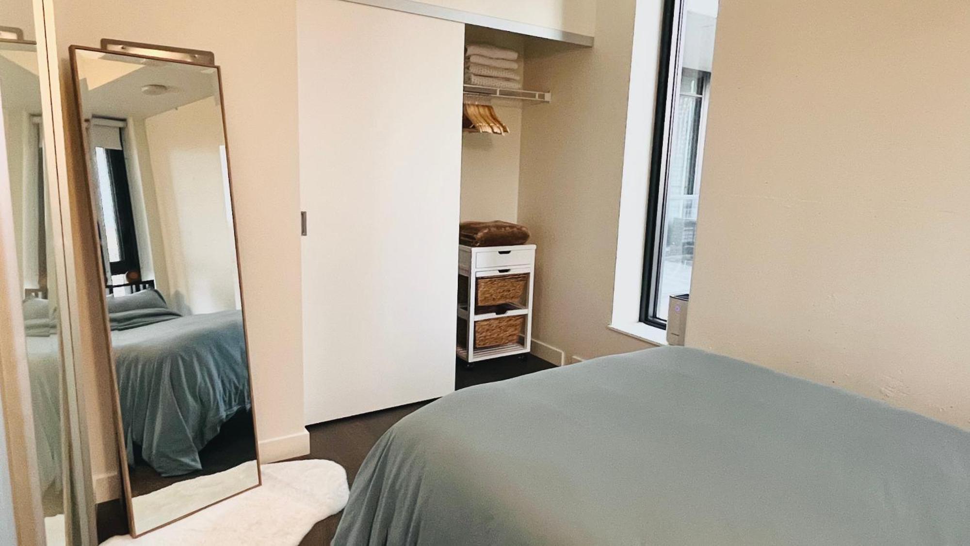 Luxury Downtown Sunset Getaway - Your Home Away From Home - Fully Stocked Kitchen, Gym, Balcony, Free Parking YYC Eksteriør billede