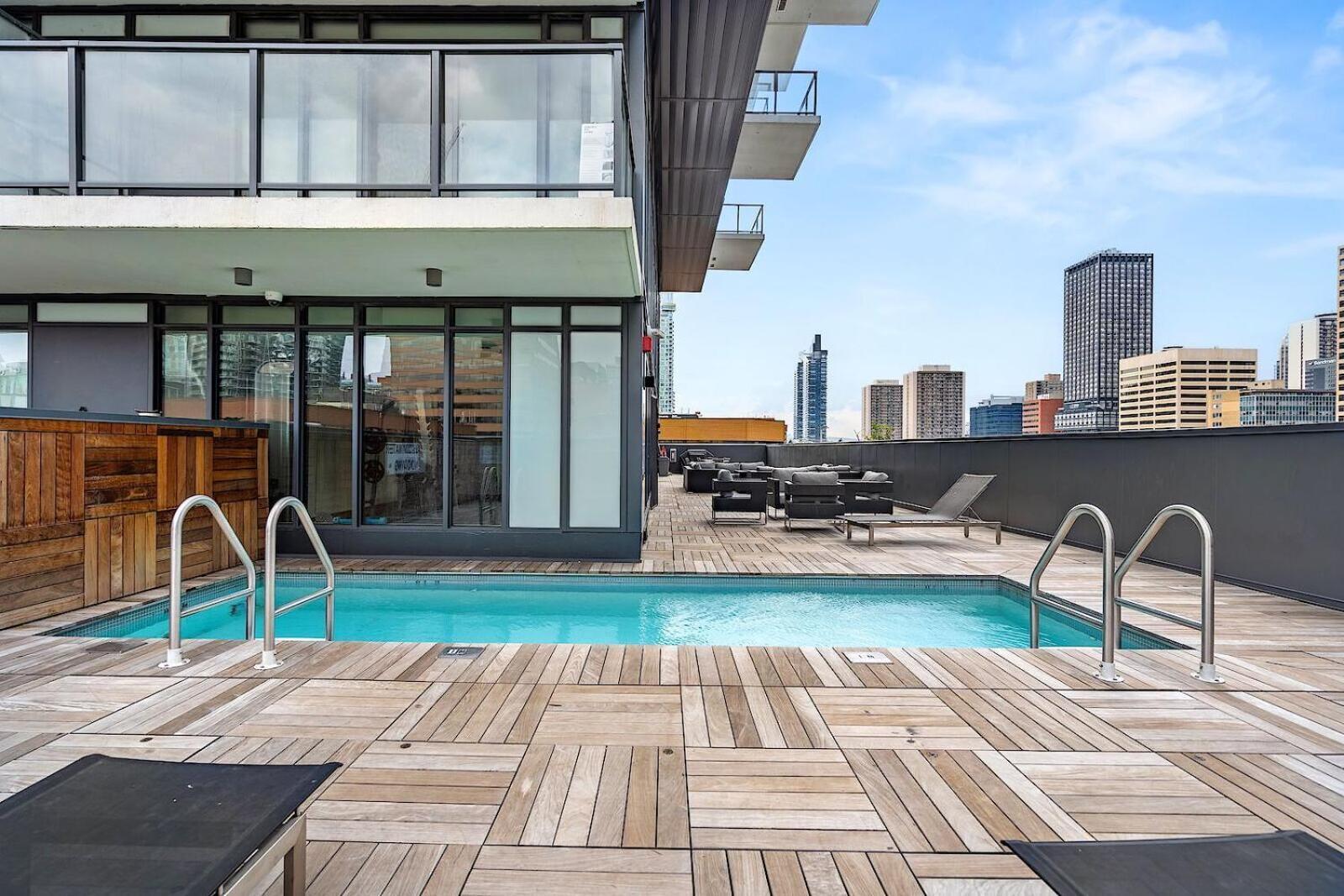 Luxury Downtown Sunset Getaway - Your Home Away From Home - Fully Stocked Kitchen, Gym, Balcony, Free Parking YYC Eksteriør billede